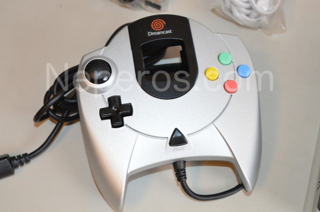 Sega Dreamcast: Colour Editions: Metallic Silver controller.