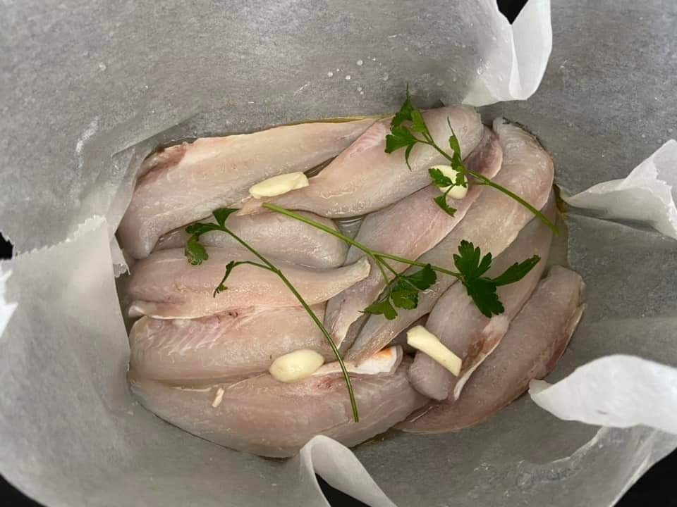 Filetti di pesce bianco su salsa bicolore