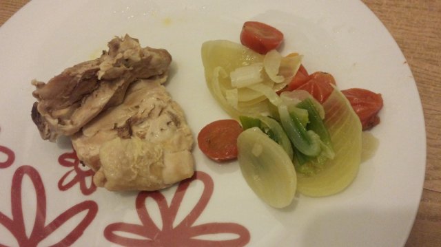 Il pezzo di carne di pollo bollito con le verdure usate per aromatizzare il brodo da mangiare come u