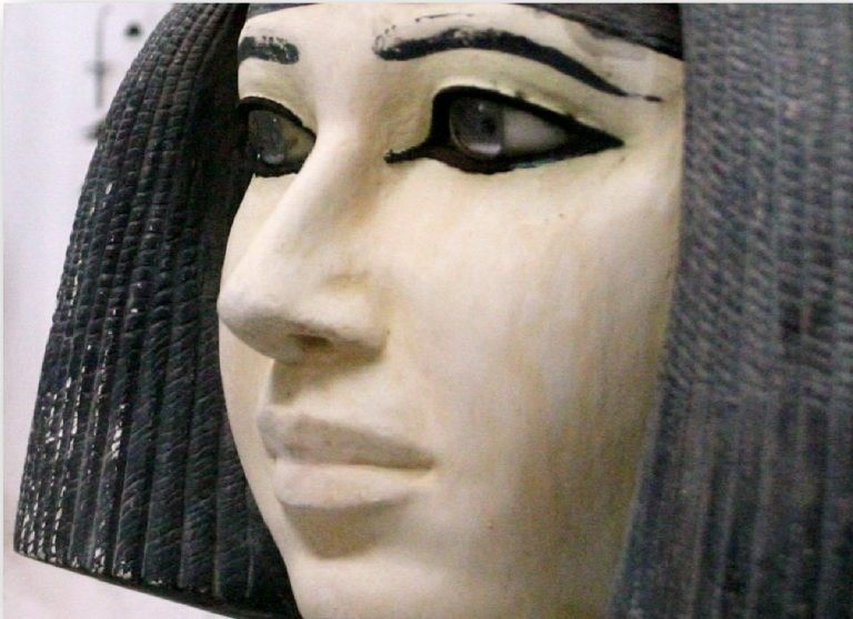 Detail of the statue depicting the princess Nofret ( Beautiful ), who lived during the IV dynasty (a
