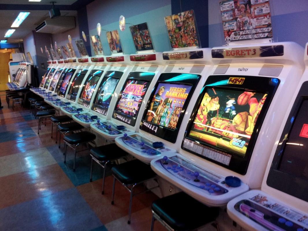 The arcade has a fantastic old school look, complete with my fave title - Capcom vs SNK 2
