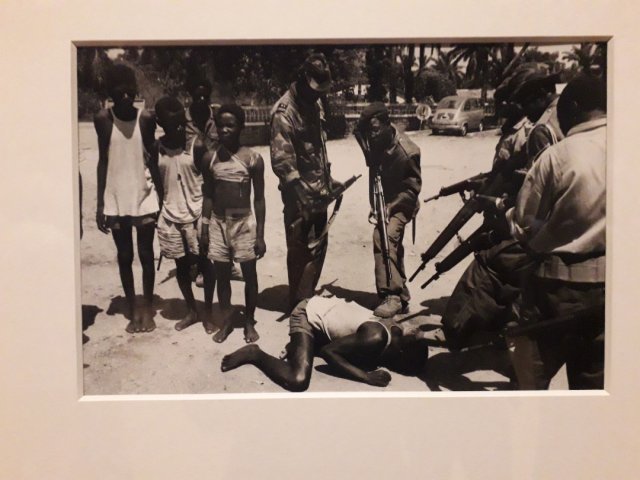 Congolese soldiers formenting prisoners before their execution