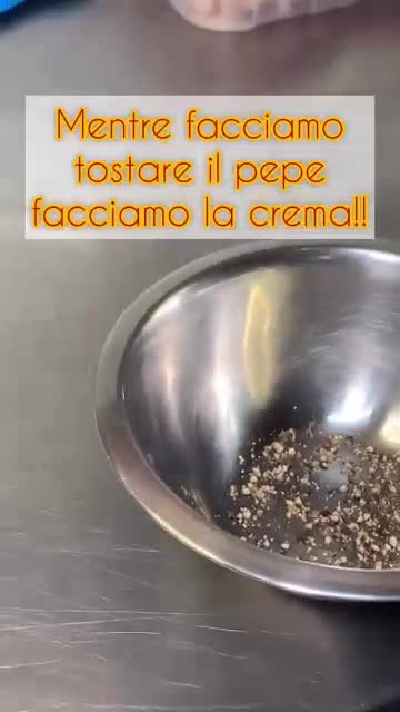 Pasta cacio e pepe romana (con video)